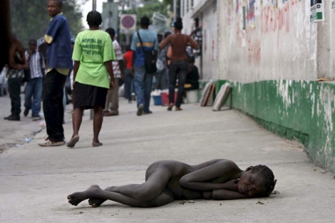 Una mujer tumbada en una acera de Puerto Prncipe. | Hctor Retamal |AFP