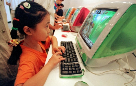 Inagen de archivo de una niña china frente a un ordenador. | Foto: AP