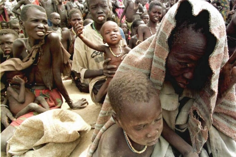 Mujeres sudanesas con sus hijos enfermos esperan la llegada de comida. | Reuters