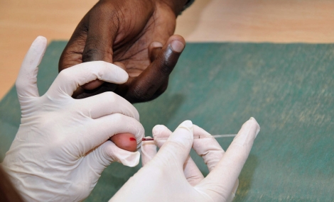 Realización de una prueba del sida en Madrid. | Foto: El Mundo