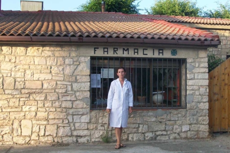 Julia Martnez, frente a su farmacia en Villanueva de Alcorn. | J. M.