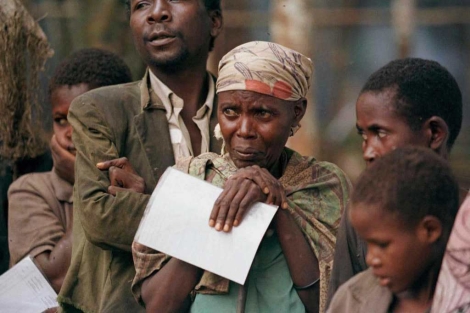 Enfermos de clera esperan a ser reconocidos por los mdicos. | Reuters
