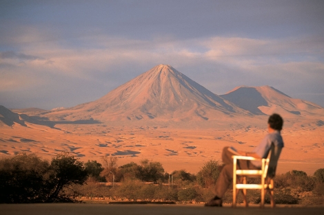 Un turista observa uno de los volcanes del desierto de Atacama. | El Mundo