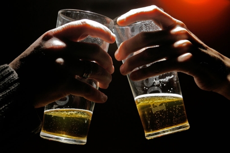Dos hombres brindan en un bar. | Afp
