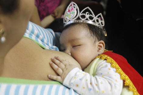 Una madre amamanta a su pequea en Per. | Reuters