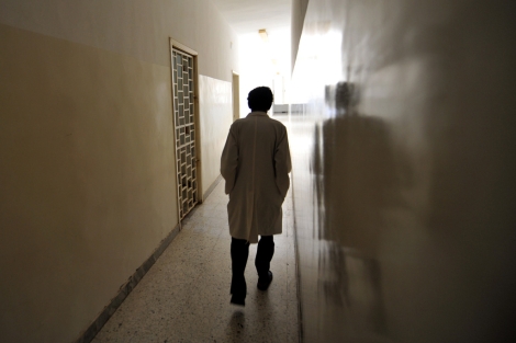 Un mdico pasea por las instalaciones del nico psiquitrico de Trpoli. | C. Onians