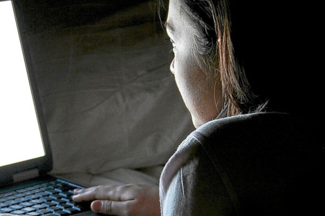 Una joven consulta su ordenador portátil.| D.F