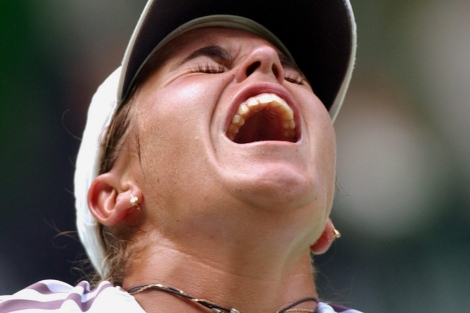 La tenista espaola Anabel Medina Garrigues grita de dolor tras lesionarse | AP