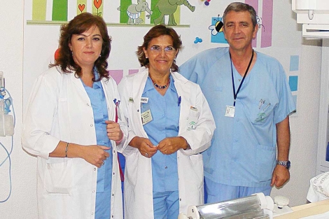 Carmen Ramrez, en el centro, junto a los responsables de Enfermera del hospital. | H. R. S