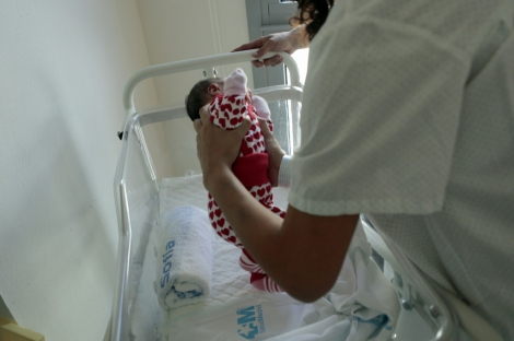 Un recién nacido en el Hospital Infanta Sofía de Madrid. | Antonio Heredia