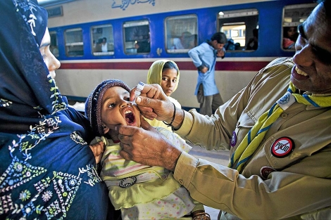 Un sanitario vacuna a un nio de la polio en una estacin de tren pakistan. | Unicef