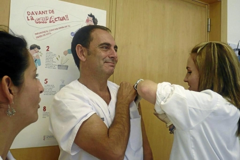 Vacunacin de la plantilla sanitaria en un centro de salud de Alicante. | El Mundo