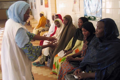 Mujeres africanas reciben informacin en un centro de planificacin familiar.| Afp