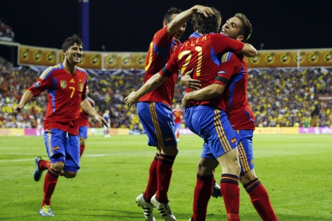 Varios jugadores de la seleccin celebran un gol. | J.C. Crdenas