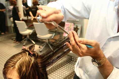 Los peluqueros pueden detectar lesiones sospechosas en el cuero cabelludo. | Diego Sinova