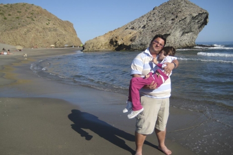Juan y su hija Celia, en la playa