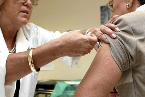Una enfermera administra la vacuna de la gripe a una paciente. | ICAL