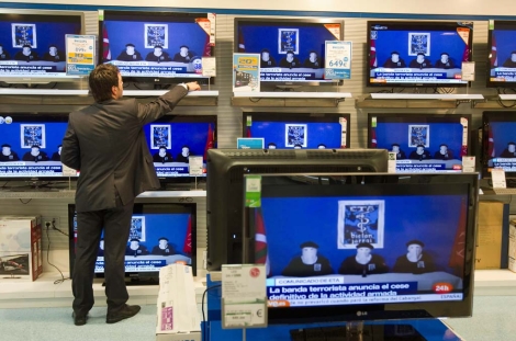 Televisores con la noticia del cese de la violencia armada de ETA. | Mitxi