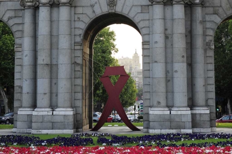 Lazo rojo en la Puerta de Álcala. | Bernardo Díaz
