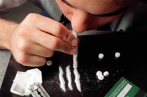 Un joven esnifa rayas de cocaína. | Matías Costa