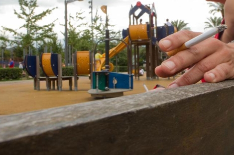 Una mujer fuma en un parque infantil. | Mitxi