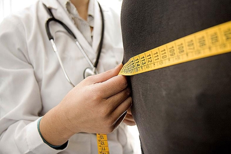 Un mdico mide el permetro corporal de una paciente. | Gonzalo Arroyo | El Mundo
