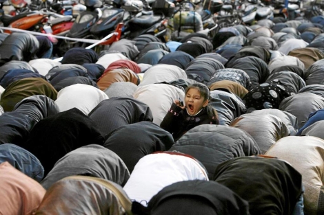 Una nia bosteza en el rezo de la fiesta Eid al-Adha o del Cordero. | Reuters