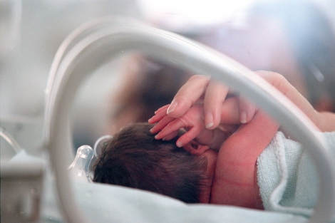 Un niño prematuro en una incubadora. | Kike Para.