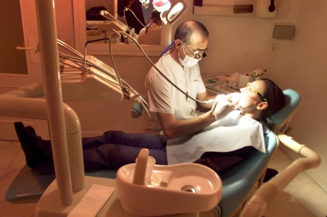 Una paciente en una consulta de un dentista. | Alberto Cuellar