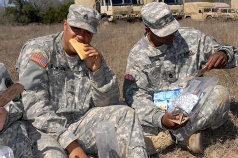 El sandwich 'inmortal' es degustado por un soldado.| US Army