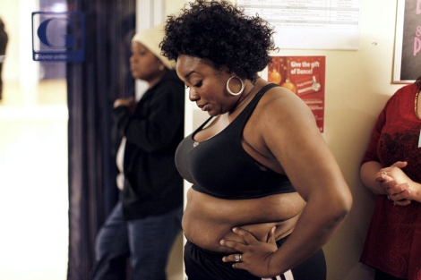 Una mujer con sobrepeso se sube a la bscula. | Reuters