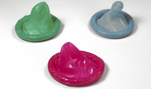 Varios preservativos de colores. | EL MUNDO
