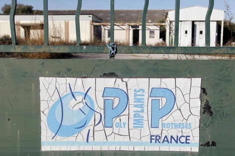Puerta de acceso bloqueada en el edificio de la empresa francesa PIP. | Efe