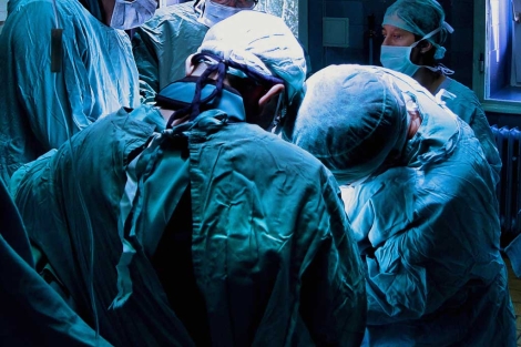 Equipo mdico dentro de un quirfano durante una operacin. | El Mundo