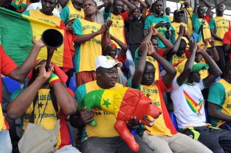Aficionados de Senegal animan a su equipo. | Afp
