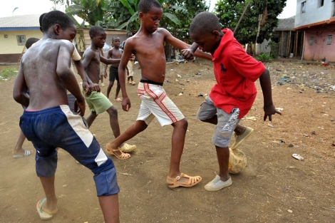 Un grupo de niños juega al fútbol en Malabo. | Afp