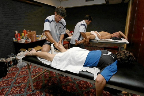 Jugadores del Real Valladolid reciben tratamiento de los fisioterapeutas del equipo. | El Mundo
