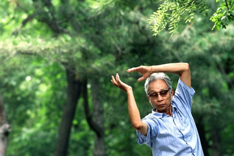 Un hombre hace ejercicios de taichi en un parque de Beijing. | Ap
