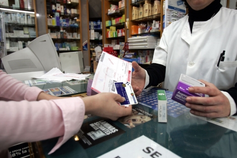 Una mujer compra unos medicamentos en una farmacia. | Iaki Andrs.