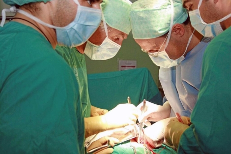 Un equipo mdico durante un trasplante de rin. | El Mundo