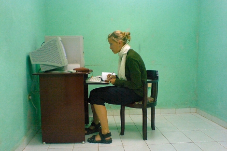 Una joven consulta internet. | larskflem | photopin