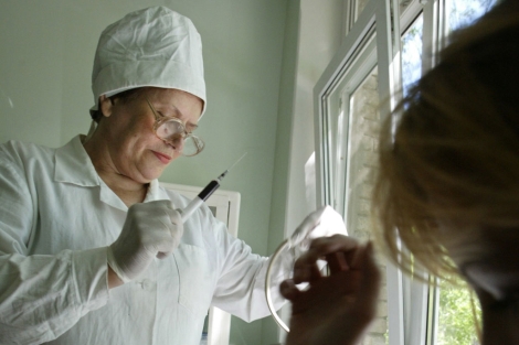 Un médico haciendo el test del VIH en una ciudad de Rusia. Kazbek Basayev | AFP