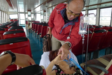A veces se usan barcos tursticos para trasladar a los pacientes. | El Mundo
