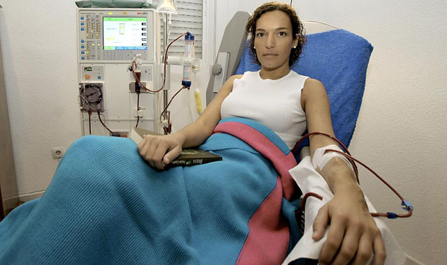 Un mujer se somete a hemodilisis en casa. | Santiago Garca.