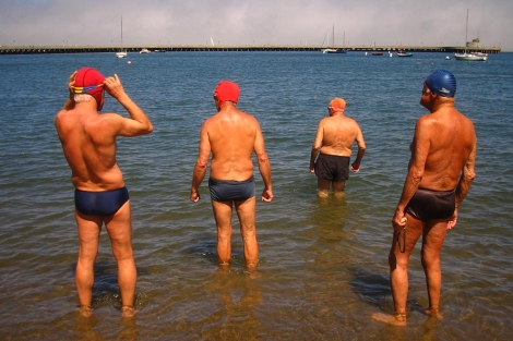 Varios hombres se preparan para nadar. | Ian Ransley Design + Illustration via photopin