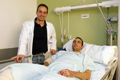 Pedro Pique, junto al cirujano plstico Jos Luis Fernndez-Caamaque. | Antonio Heredia