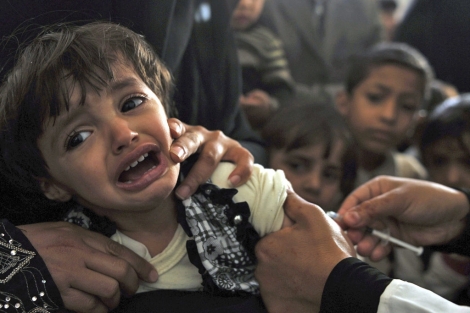 Un nio yemen es vacunado del sarampin en un centro de salud de San.| Efe