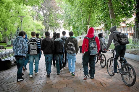 Jovenes estudiantes pasean por Vitoria. | Mitxi