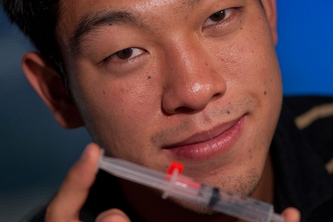 Benjamin Lin muestra su jeringuilla de dosis justa.| Science