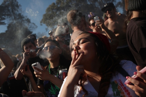 Fumando cannabis en California. | R. G